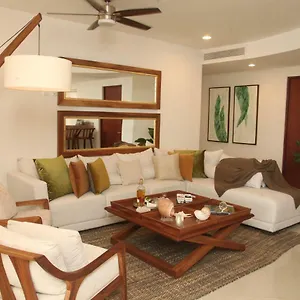 Beachfront At Gavias Grand 216 Apartment